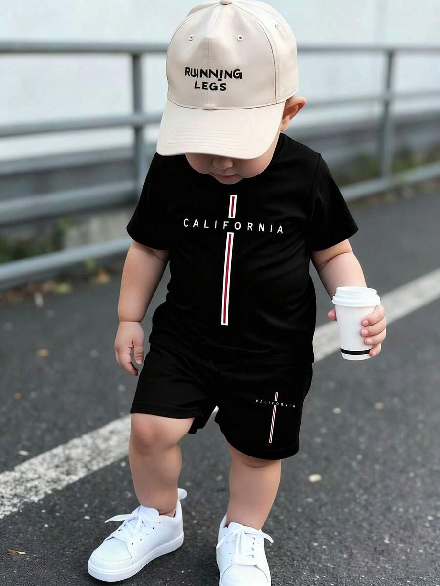 SHEIN Playful Pals Bộ 2 món/Bộ áo thun tay ngắn cổ tròn in chữ hình học và quần short cho bé trai, thích hợp cho các buổi đi chơi mùa hè - màu đen - Xem 1