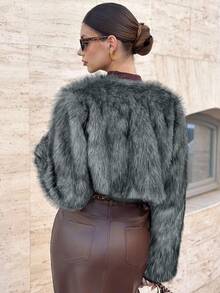 Lavishia Veste courte en fausse fourrure bicolore marron à col rond et manches longues pour femme, collection automne-hiver.