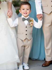 小男孩三件套西装：卡其色背心、松紧腰裤、领结和长袖衬衫，绅士风，春夏