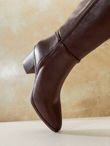 SHUZIA Giày bốt cao đến đầu gối bằng da thuần chay màu nâu đính đá trang trí Horsebit #LuxuryChic dành cho nữ – Phong cách cưỡi ngựa thanh lịch cho phong cách Thu Đông đơn giản - màu nâu - Xem 7