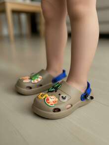 Sandalias tipo zueco para niños con punta redonda perforada y correa ajustable, estilo casual para playa y verano - Caqui - Ver 3