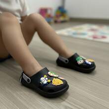 Sandalias tipo zueco para niños con punta redonda perforada y correa ajustable, estilo casual para playa y verano - Negro - Ver 2