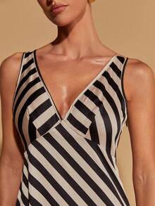COSMINA 女士优雅条纹V领无袖连衣裙，适合夏季派对、海滩度假和休闲聚会，斜条纹图案，露背设计，通勤和办公穿着也同样优雅。 - 彩色 - 查看 2