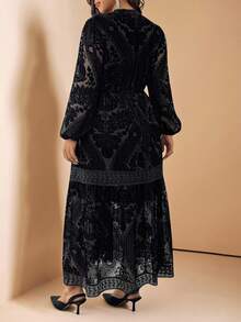 SHEIN LUNE Váy dự tiệc nhung Burnout cỡ lớn có thắt eo - màu đen - Xem 2