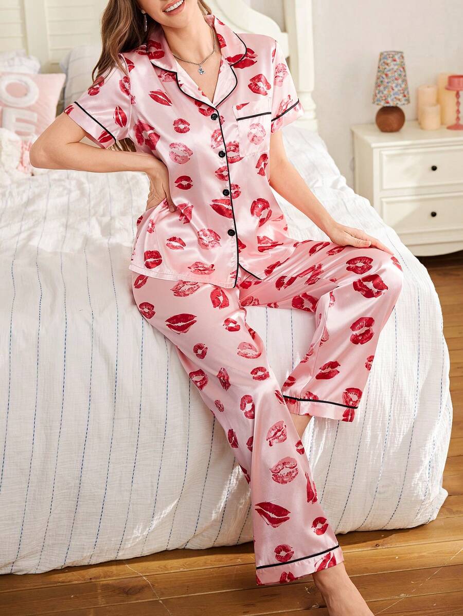 SHEIN Faux-Seide Pyjama-Set mit vollem Muster von roten Lippen und ...