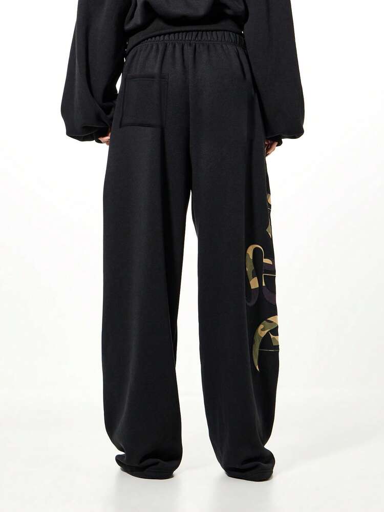 SUMWON WOMEN Oversized Joggers With Camo Applique Graphics