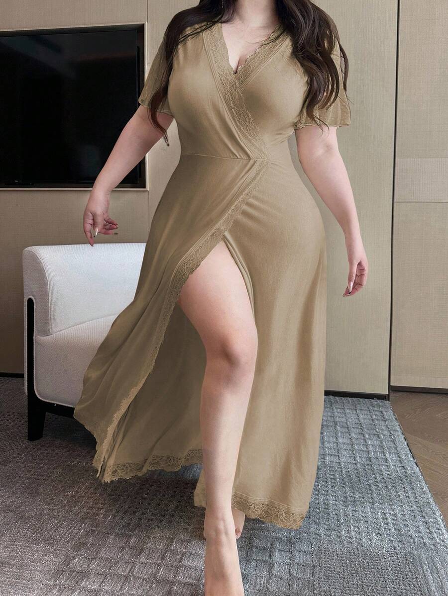 Dazy Plus Camisón elegante de talla grande para mujer con encaje de contraste y longitud media - Caqui - Ver 1
