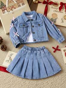 SHEIN Playful Pals 少女甜美可爱百搭学院风休闲度假两件套：手工缝制3D蝴蝶结泡泡袖牛仔外套，搭配牛仔百褶迷你裙。适合外出、约会、日常穿着、海滩度假、返校季造型。 - 中等水洗藍 - 查看 1