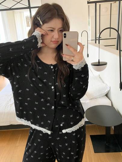 Dazy Plus 三件套加大码女士睡衣套装，蝴蝶结印花吊带背心、蕾丝拼接开衫和宽松长裤，春秋季