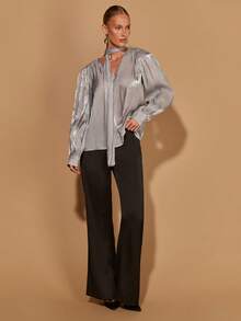 COSMINA 女士纯色金属泡泡纹理V领褶皱设计衬衫，配有系带，银色光泽面料，优雅大方，适合派对、春秋季女装、春季衬衫、工作服、日常穿着、情人节等场合，长袖优雅衬衫。 - 淺灰色 - 查看 2