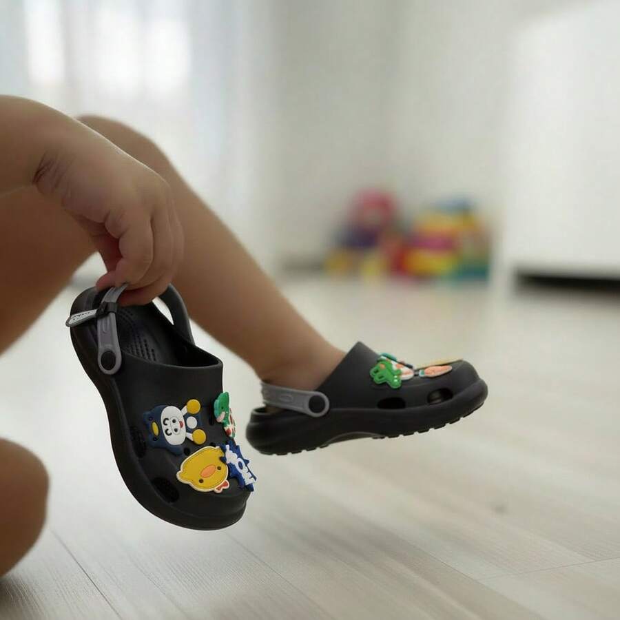 Sandalias tipo zueco para niños con punta redonda perforada y correa ajustable, estilo casual para playa y verano - Negro - Ver 1