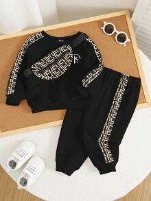 SHEIN 买二送一！3件套男女宝宝秋冬服装套装 - 撞色圆领卫衣、针织衫、裤子和手提包。舒适百搭，时尚日常穿着，适合室内、室外、滑雪、运动、玩耍、派对、拍照、度假等场合。 - 黑色 - 查看 4