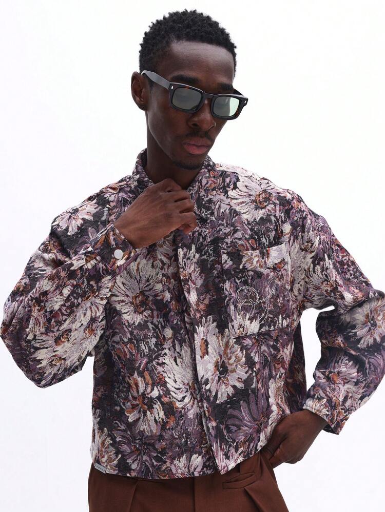 スプレッドカラーのクロップド丈タペストリープリントオーバーシャツ