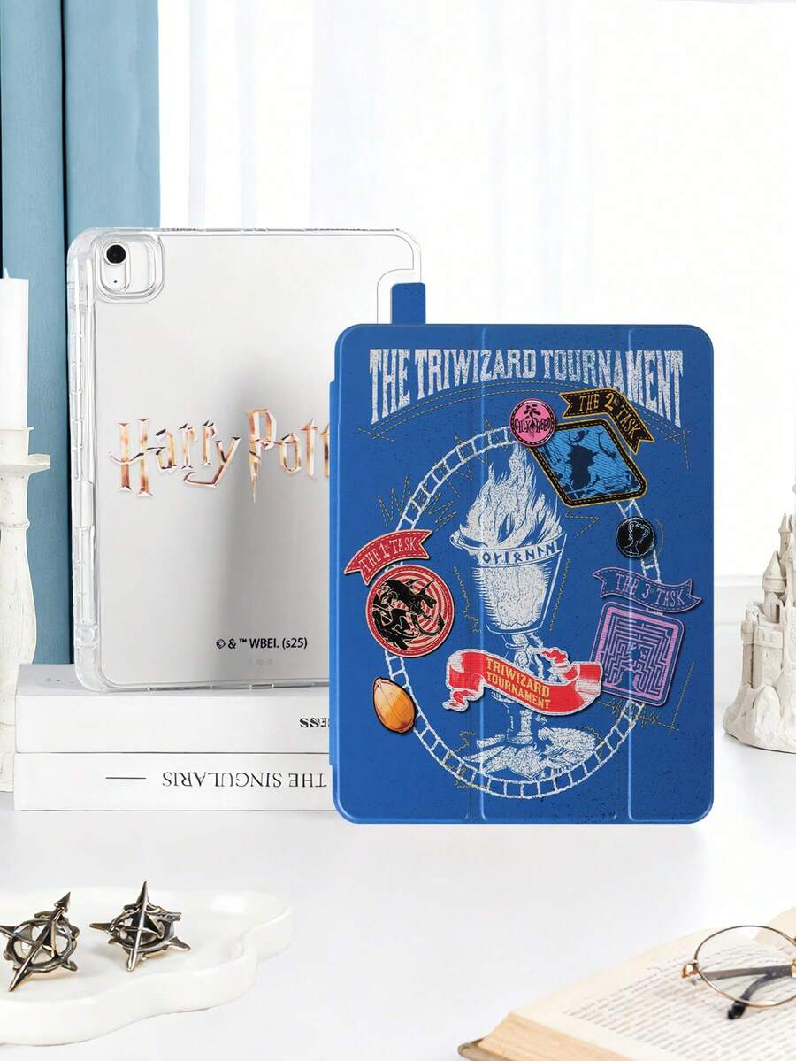 HARRY POTTER X SHEIN 透明亚克力材质，内含火炬、英文字母、三个任务场景、三种巫师之间的魔法战斗以及深蓝色背景，翻页式保护套 - 彩色 - 查看 1