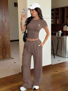 SHEIN EZwear 2 件套女士修身休闲 Knightley 印花短袖 T 恤和裤子套装，家居服 - 咖啡棕 - 查看 3