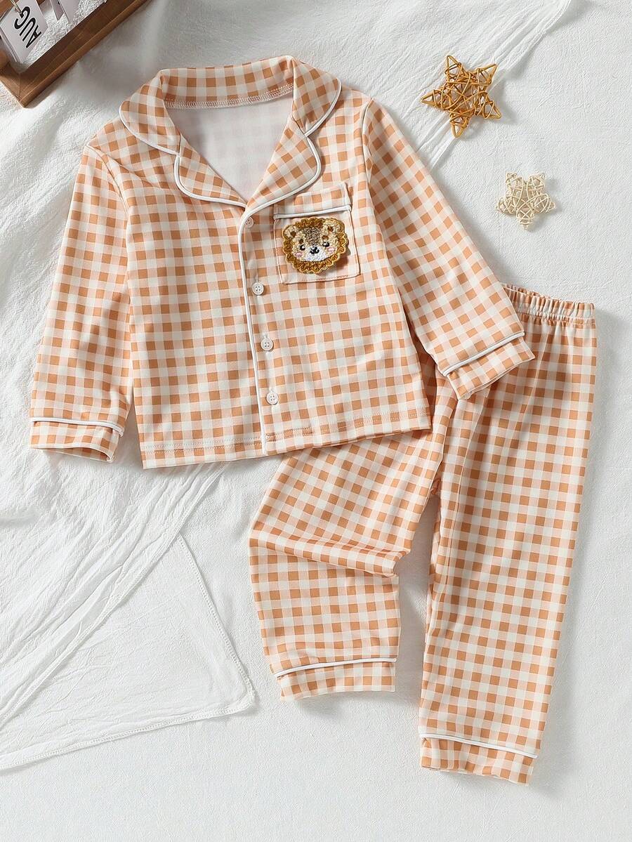 男婴格子西装套装，包括翻领带口袋和熊刺绣的夹克，以及配套的带裤脚的格子裤。 - 杏色 - 查看 1