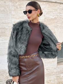 Lavishia Veste courte en fausse fourrure bicolore marron à col rond et manches longues pour femme, collection automne-hiver.