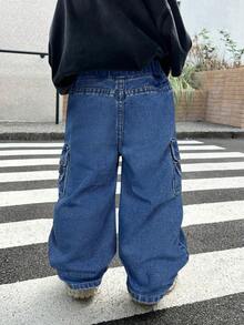 SHEIN 男童街头酷炫卡其色工装口袋宽松牛仔裤，休闲百搭，适合男童秋季穿着，黑色工装裤，童装，男童工装裤，童装工装牛仔裤 - 中等水洗藍 - 查看 2