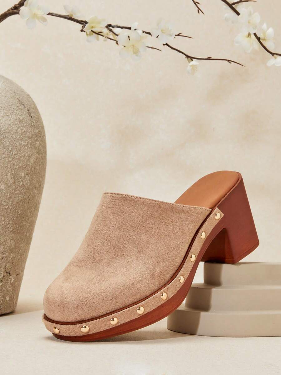 Solezae Dép bít mũi đế xuồng bằng da lộn màu nâu nhạt đính đinh tán dành cho nữ – Gót chunky cổ điển, thoải mái và sành điệu. Thích hợp cho dịp Giáng sinh. - Màu be - Xem 1