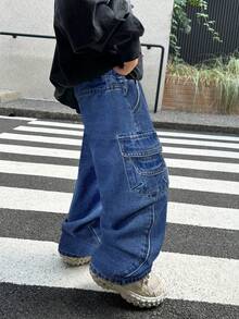 SHEIN 男童街头酷炫卡其色工装口袋宽松牛仔裤，休闲百搭，适合男童秋季穿着，黑色工装裤，童装，男童工装裤，童装工装牛仔裤 - 中等水洗藍 - 查看 5