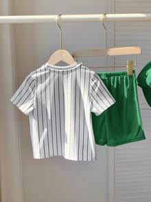 SHEIN 2件套男童休闲时尚街头宽松字母条纹印花圆领短袖T恤和纯色针织短裤套装，适合春夏季节、日常穿着、运动、郊游、上学、聚会、度假、拍照等场合。 - 墨綠色 - 查看 2