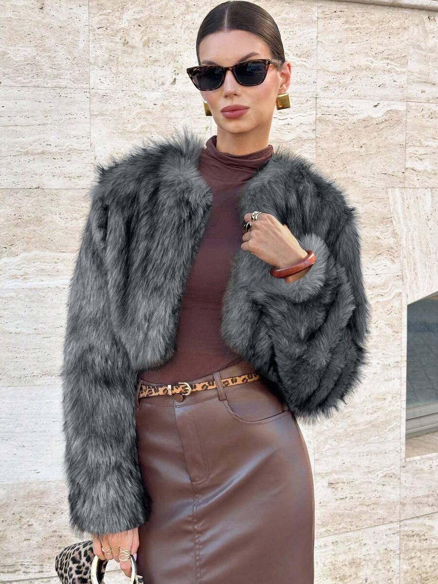 Lavishia Veste courte en fausse fourrure bicolore marron à col rond et manches longues pour femme, collection automne-hiver.