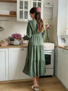 Snug Reverie Đầm ngủ dài tay hai lớp xếp ly họa tiết hoa, cổ chữ V, eo chun, viền bèo nhún, chất liệu jacquard, cổ bèo nhún, đầm mặc nhà cho nữ, đầm màu xanh lá cây. - màu xanh lá - Xem 2