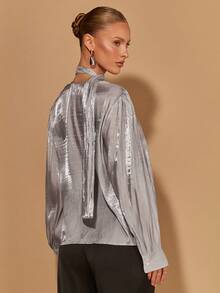 COSMINA 女士纯色金属泡泡纹理V领褶皱设计衬衫，配有系带，银色光泽面料，优雅大方，适合派对、春秋季女装、春季衬衫、工作服、日常穿着、情人节等场合，长袖优雅衬衫。 - 淺灰色 - 查看 4