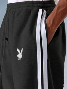 PLAYBOY X SUMWON Quần jogger ống rộng có họa tiết sọc hai bên và dây rút ở eo tạo sự thoải mái khi mặc thường ngày - Màu xám đen - Xem 6