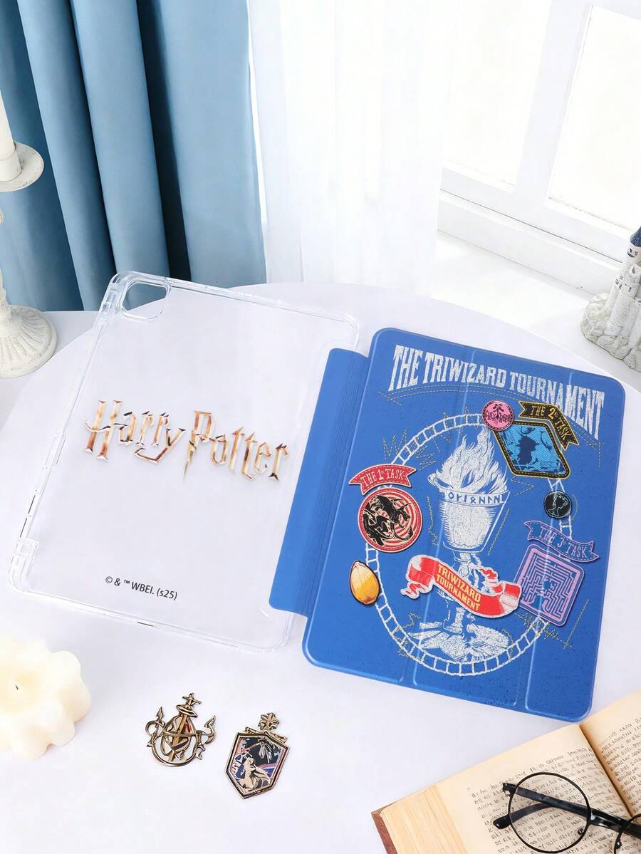 HARRY POTTER X SHEIN 透明亚克力材质，内含火炬、英文字母、三个任务场景、三种巫师之间的魔法战斗以及深蓝色背景，翻页式保护套 - 彩色 - 查看 1
