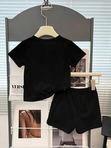 SHEIN Playful Pals Bộ 2 món/Bộ áo thun tay ngắn cổ tròn in chữ hình học và quần short cho bé trai, thích hợp cho các buổi đi chơi mùa hè - màu đen - Xem 2