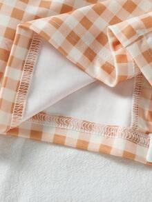 男婴格子西装套装，包括翻领带口袋和熊刺绣的夹克，以及配套的带裤脚的格子裤。 - 杏色 - 查看 5