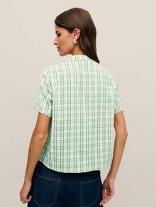 Nöista 中式三粒扣领口增添了东方韵味。短袖和直筒版型确保了穿着舒适，而复古格纹图案则营造出休闲学院风，适合日常穿着。 - 淺藍色 - 查看 4