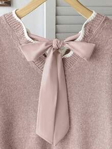 SHEIN Serisse Kids 这款少女休闲时尚百搭针织套头毛衣，采用波浪下摆、V领、后背蝴蝶结和灯笼袖设计，适合周末、休闲外出、返校、圣诞节、新年等秋冬季穿着。 - 藕粉色 - 查看 10