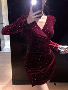 DAZY Vestido mini de fiesta con cuello en V de unicolor, manga larga, con pliegues y pedrería, vestido de moda para el Día de San Valentín - Burdeos - Ver 5