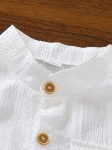 Souflis Souflis Set de 2 piese în stil oriental pentru copii mici, set de vară din denim pentru băieți, partea de sus este o cămașă albă texturată țesută cu guler înalt și buzunar decorativ, partea de jos este o pereche de pantaloni scurți din denim decolorați cu tiv rulat, stil casual potrivit pentru purtare zilnică, școală, vacanță, sărbătoare, călătorii, relaxare, plajă, vară - Albastru si alb - Vizualizare 3