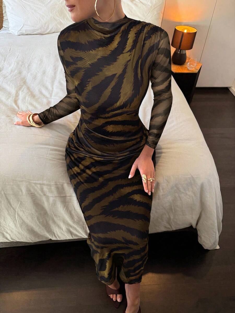 Lavishia 黑色和咖啡色抽象印花长袖修身连衣裙，女款，高领长袖 - 彩色 - 查看 1