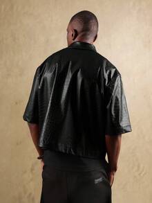 SUMWON 短款修身仿鳄鱼纹皮革短袖衬衫，带领子和胸袋，打造现代都市风格 - 黑色 - 查看 4