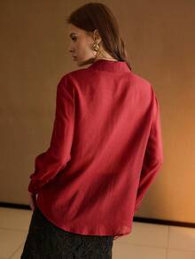 MOTF PREMIUM 对比色凸纹蕾丝贴片口袋衬衫 - 紅色 - 查看 3