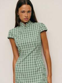 Nöista 复古新中国风春假连衣裙，采用旗袍廓形，立领，斜领，配以亮丽的手工纽扣。修身剪裁和高开衩设计，打造优雅迷人的造型。 - 淺綠色 - 查看 6