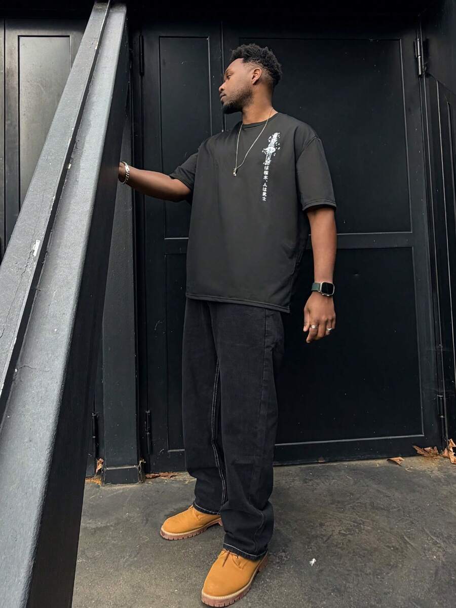 Heavens Edit 男式宽松卡其色圆领 T 恤，带有日本刀鞘设计，春夏 - 黑色 - 查看 1