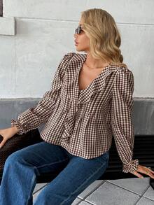 SHEIN PariChic 这款女士春夏新款街头风棕色格纹V领荷叶边泡泡袖衬衫，采用复古大领和喇叭袖设计，透气格纹面料，适合日常出行/法式穿搭。产品特点包括：复古格纹女士漂亮衬衫、荷叶边V领衬衫、泡泡袖显瘦衬衫、棕色调温柔风格上衣、百搭格纹衬衫。 - 卡其色 - 查看 2