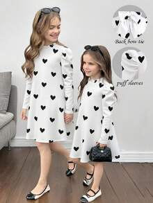 SHEIN Vestido suelto y casual minimalista y cómodo para niña preadolescente con cuello alto, espalda descubierta, lazo y estampado de corazón - Blanco y Negro - Ver 1
