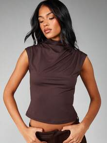 MISSGUIDED 高领无袖褶皱修身上衣，不对称垂褶设计，打造优雅休闲的秋冬季造型 - 咖啡棕 - 查看 1