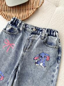 Pantalones vaqueros azules sueltos y acampanados con estampado de conejo lindo de dibujos animados y lazo rosa para niña joven - Lavado ligero - Ver 5