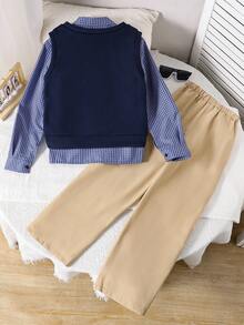 Mirajuku Set de 3 piezas de estilo escolar para niños: chaleco de punto de cuello en V azul marino, camisa de manga larga a cuadros azul y blanco, pantalones rectos color caqui con bordado de caballo blanco, look de campus elegante para primavera/otoño, versátil y elegante, pre-pedido - Azul - Ver 2