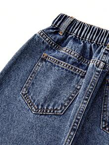 SHEIN Genkimix Kids Chân váy chữ A denim sẫm màu cho bé gái tuổi teen, phong cách giản dị, thoải mái cho mùa hè! Được làm từ vải denim mềm mại, màu xanh đậm, có cạp chun dễ mặc. Kiểu dáng chữ A và thiết kế xẻ tà hai bên mang đến vẻ ngoài thoải mái, thời trang. Phù hợp cho các buổi đi chơi hàng ngày, đến trường, trở lại trường, du lịch và nghỉ dưỡng. - Rửa tối - Xem 8