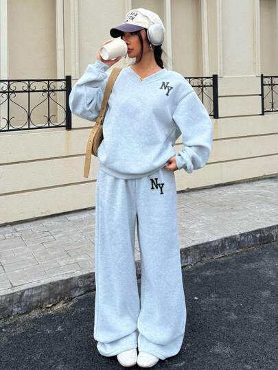 SHEIN Explorewe 2 件套 Streetcool 青少年女孩超大 V 领蓬松针织弹力宽松运动衫和运动裤，骑士刺绣标志印花休闲套装，秋冬