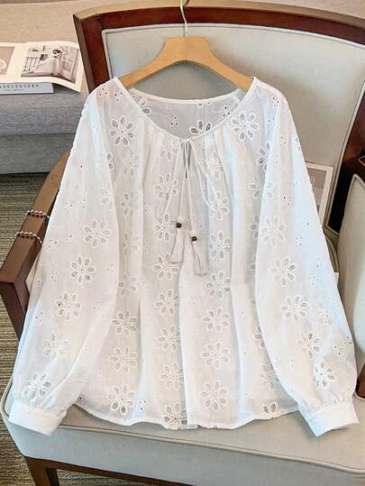 GlowEve CURVE Plusstorlek kvinnor elegant enfärgad rund hals tofs slips, ihålig broderi lykta ärm lös avslappnad blus