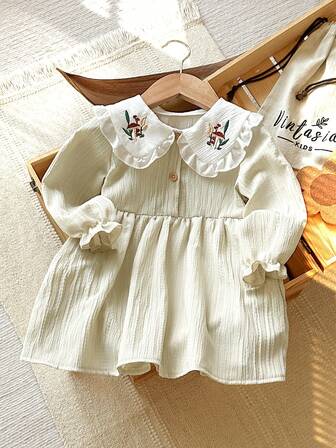 SHEIN 女婴优雅卡其色提花白领蘑菇刺绣荷叶边长袖A字连衣裙，纽扣半开襟，娃娃领，荷叶边下摆，松紧袖口，百褶裙摆，撞色白领，花卉刺绣装饰，轻盈透气，适合春秋季穿着，户外、聚会、公园玩耍皆宜。